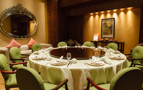 Dining-AboutUs-Lili-03_583x366px