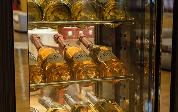 Dining-AboutUs-Lili-04_583x366px
