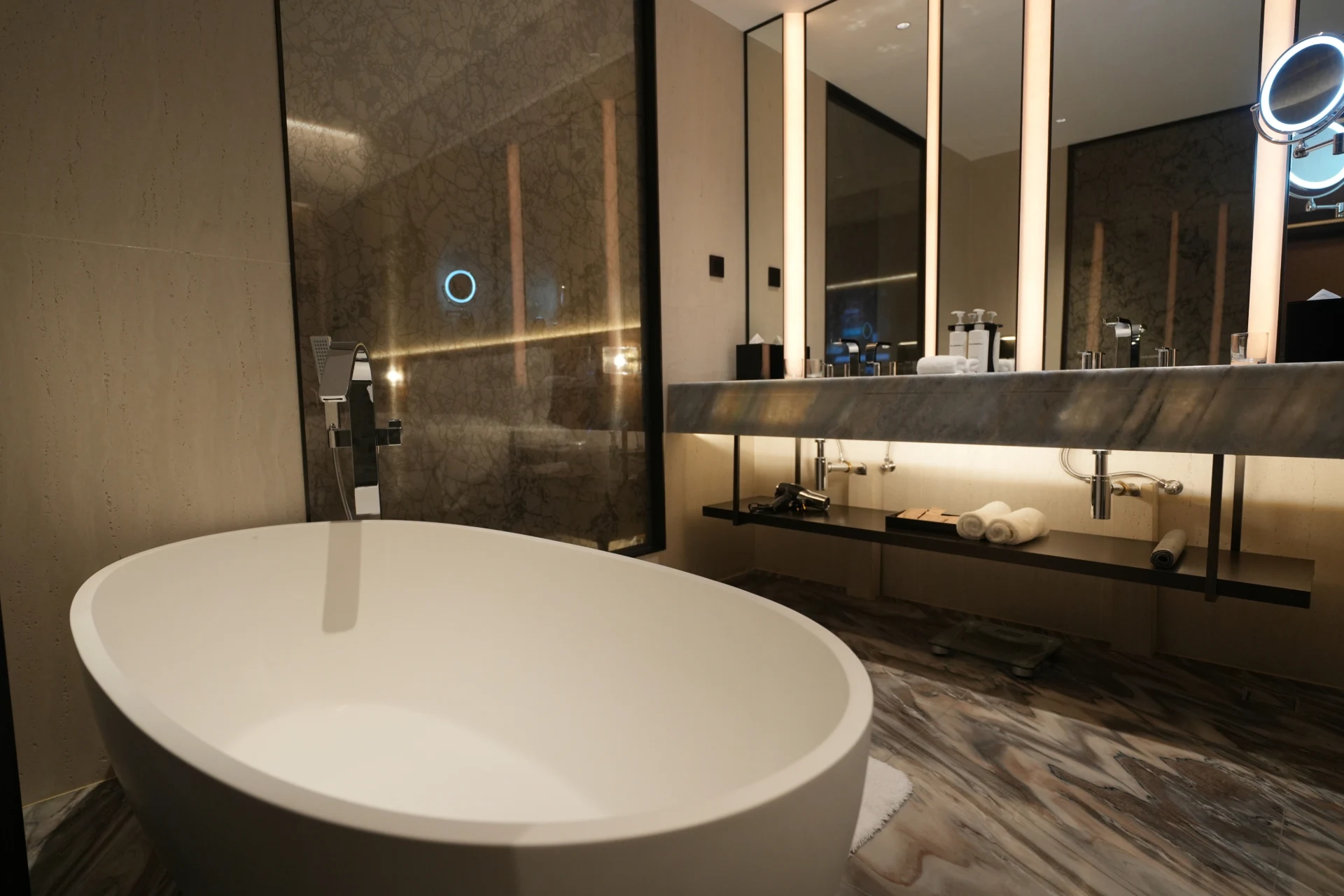 executive-sky-king-bathroom