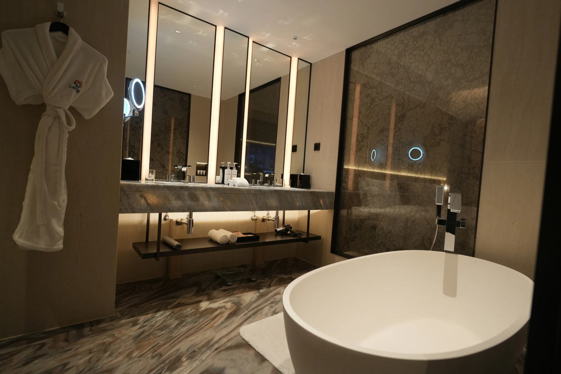 executive-sky-twin-bathroom